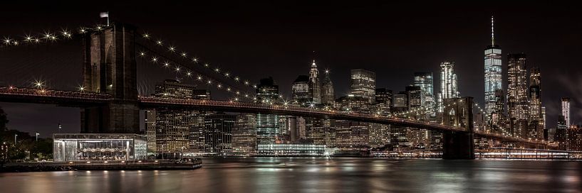 MANHATTAN SKYLINE & BROOKLYN BRIDGE Idyllische Nachtansicht | Panorama von Melanie Viola