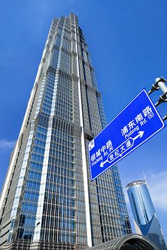 Shanghai Jinmao Toren met verkeerssignalering en de blauwe hemel van Tony Vingerhoets