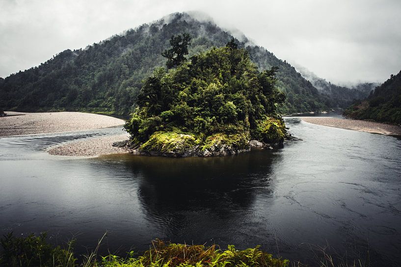 Rivierbocht met groen eiland - Nieuw-Zeeland van Rowan van der Waal