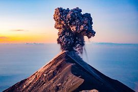 The eruption of the Fuego volcano in Guatemala sur Michiel Ton