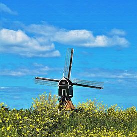 Hollandse molen met geel koolzaad en wolkenlucht van Maud De Vries