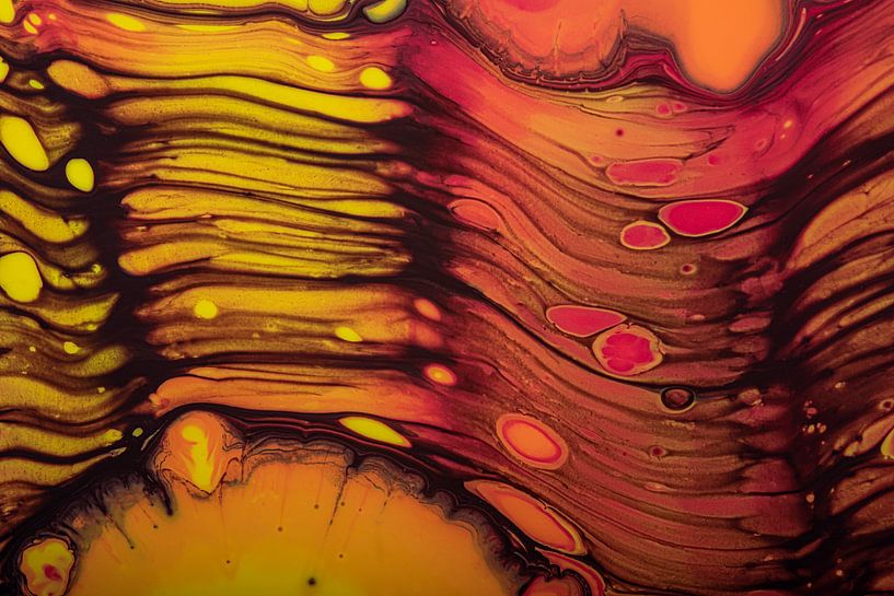 Vloeibare warme kleuren: oranje, rood en geel met bruin van Marjolijn van den Berg