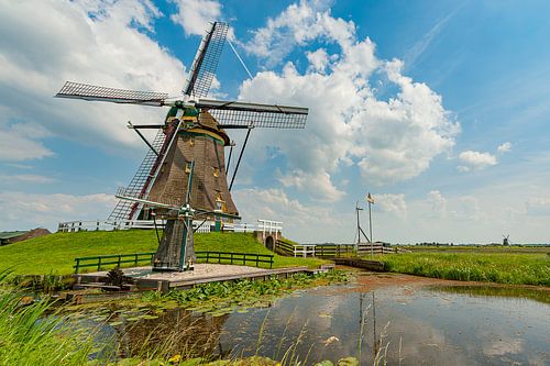 Hollandse molen met kleine molen ervoor