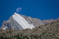Hängender Mond über der Lenzspitse von Maarten Salverda Miniaturansicht