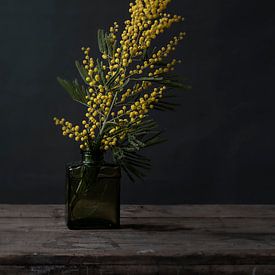 Foto von gelben Blumen in Vase gegen dunklen Hintergrund von Jenneke Boeijink