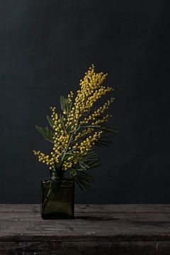 Foto print | Gele bloemen in vaasje | Botanisch | Modern stilleven van Jenneke Boeijink
