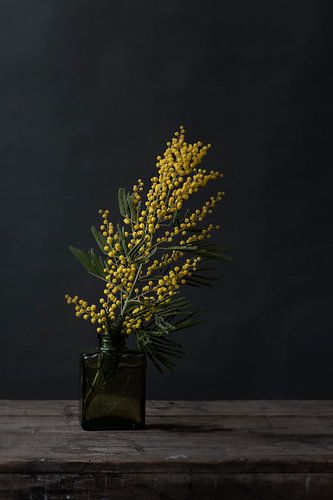 Foto von gelben Blumen in Vase gegen dunklen Hintergrund von Jenneke Boeijink