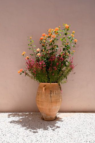 Stilleven van bloemen in een aardewerk pot