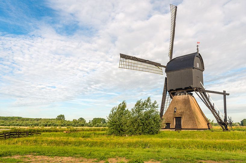 Niederländische Poldermühle kontrastiert mit dem bewölkten Himmel von Ruud Morijn