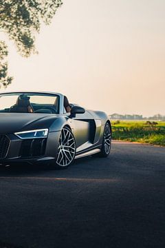 Audi R8 V10 in een Adembenemend Groene Landschap tijdens de Zonsondergang van Sebastiaan van 't Hoog