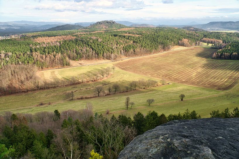 Vue depuis le Pfaffenstein. Forêts, montagnes, champs par Martin Köbsch