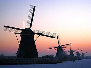 Mühle mit ein Schlitschuhläufer in Kinderdijk 