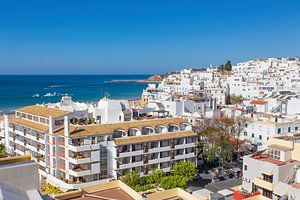 Stadt Albufeira in Portugal mit weißen Gebäuden an der Küste
