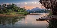 Uitzicht op de Nam Khan rivier in Luang Prabang, Laos van Rietje Bulthuis thumbnail