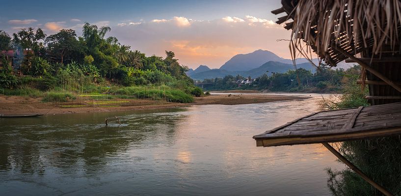 Uitzicht op de Nam Khan rivier in Luang Prabang, Laos van Rietje Bulthuis