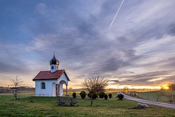 Erste Sonnenstrahlen an der Feldkapelle von Denis Feiner