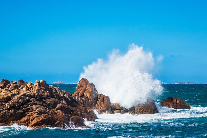 Atlantic Ocean coast in Brittany, France by Rico Ködder
