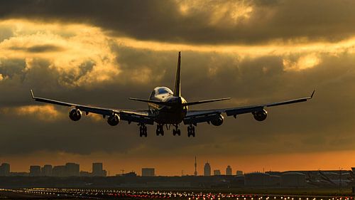 Landende KLM Boeing 747-400M jumbojet.