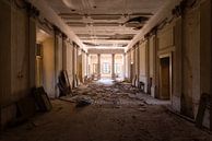 Verlassene Villa mit kaputten Boden. von Roman Robroek – Fotos verlassener Gebäude Miniaturansicht