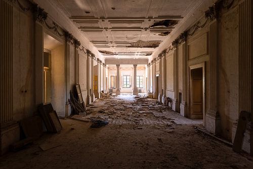 Villa abandonnée avec plancher cassé.
