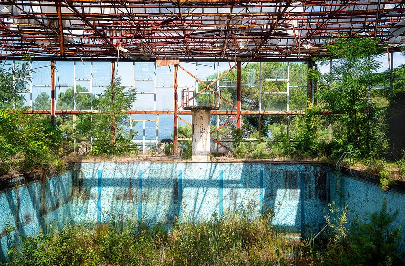 Verlassenes Schwimmbad in schlechtem Zustand. von Roman Robroek – Fotos verlassener Gebäude