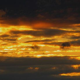 Prachtige zonsondergang door de wolken. von Fabian Engelsman