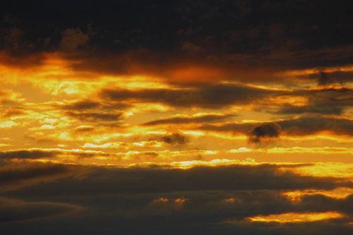 Prachtige zonsondergang door de wolken.