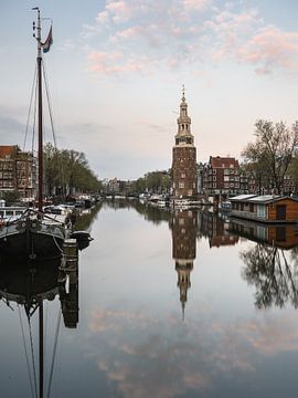 Montelbaanstoren, kanaal en oude huizen in Amsterdam, Nederland.