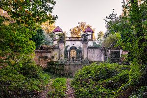 Italien - kleines verwunschenes Eingangsportal zu einem Schloss