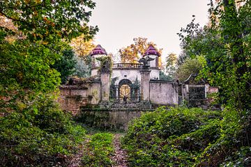 Italië - klein betoverd toegangsportaal tot een kasteel van Gentleman of Decay