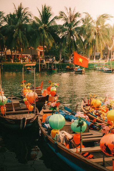 Vietnams Farben: Lampions, Boote und Palmen in Hoi An von NZME Photography