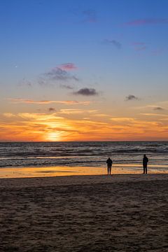 Paar op het strand in de avond van Michael Ruland