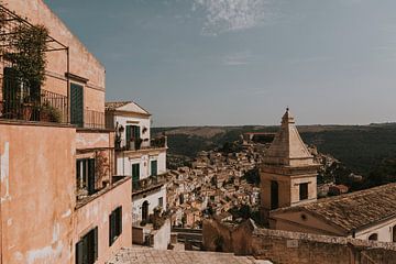 Uitzicht over het oude gedeelte  van de stad Ragusa, Sicilië Italië van Manon Visser