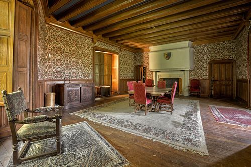 salle à manger dans un château abandonné