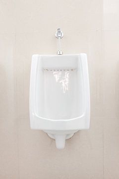 Urinoir bij het mannen toilet