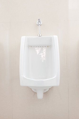 Urinoir bij het mannen toilet