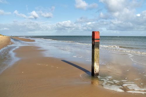 Strandpaal op het strand van Texel van Ad Jekel