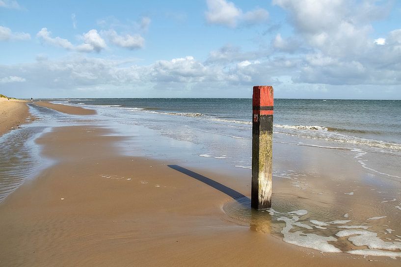 Strandpfosten am Strand von Texel von Ad Jekel