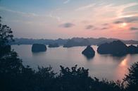 Zonsondergang boven Ha Long Bay van Hans Peter Debets thumbnail