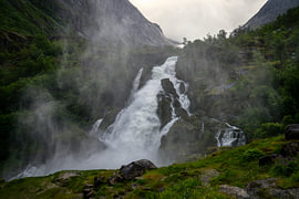 Kleivafossen waterval bij de Briksdalsbreen gletsjer, Noorwegen van Bo Scheeringa Photography