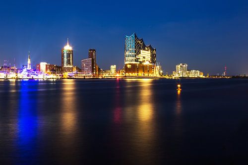 Hamburgse skyline op het blauwe uur