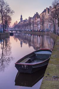 Le Rapenburg de Leyde dans la lumière du matin sur Martijn van der Nat