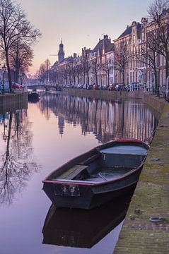 Het Rapenburg van Leiden in het ochtendlicht van Martijn van der Nat
