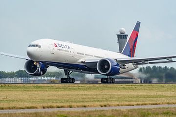 Take-off Delta Airlines Boeing 777-200. van Jaap van den Berg