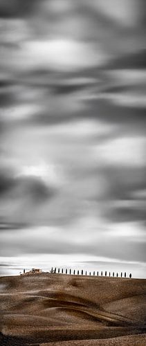 Toscane portret panorama met prachtige wolken en glooiende heuvels en velden