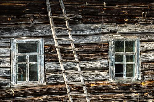 Verweerd houten huis in Belarus
