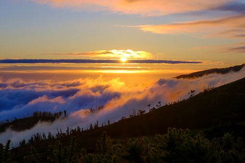 Zonsondergang boven de bergen bij Rabaçal op het eiland Madeira