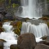 Chute d'eau exposée longuement dans le parc national de Thingvellir, Islande sur Jutta Klassen