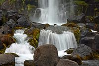Langzeitbelichteter Wasserfall im Thingvellir Nationalpark, Island