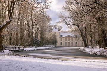 Achterzijde van Huys te Warmont in de sneeuw